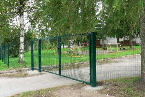 Žogi, Vārti, Vārtiņi. Metināta un pīta sieta žogs.